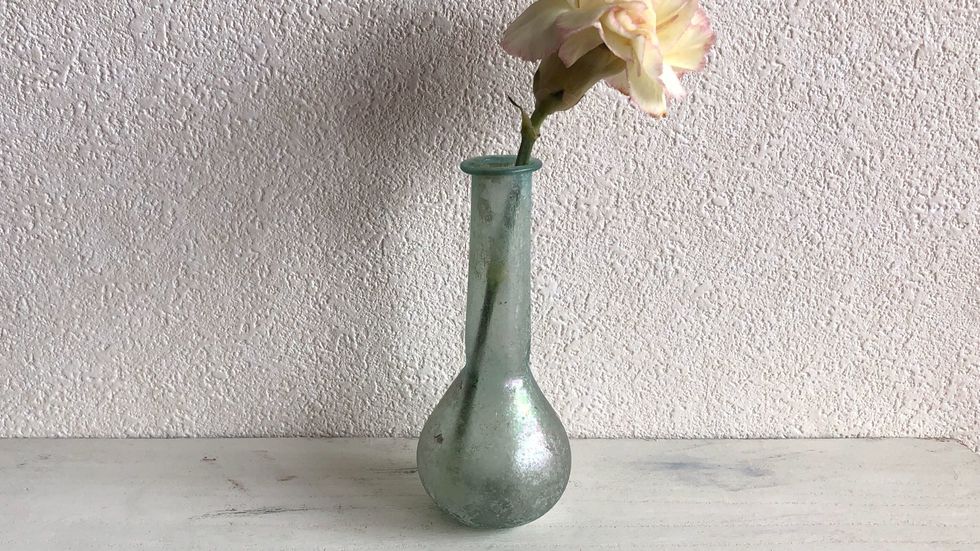 花を生けたフラスコ瓶