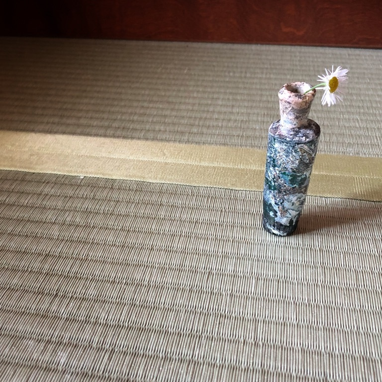 納戸茶のローマングラスの小瓶