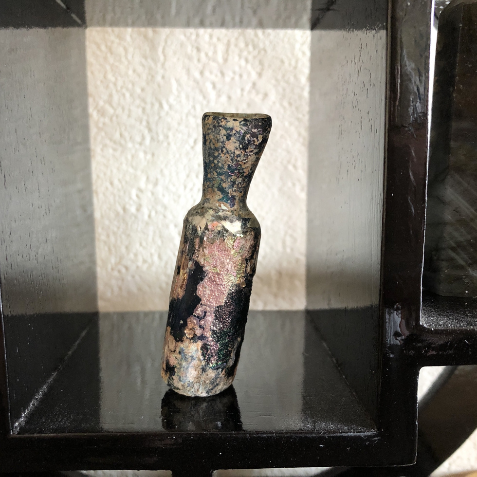 青い細長い小さなローマングラス