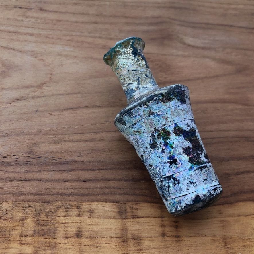 虹色銀化のローマングラスの化粧水瓶