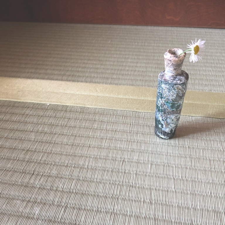納戸茶のローマングラスの小瓶