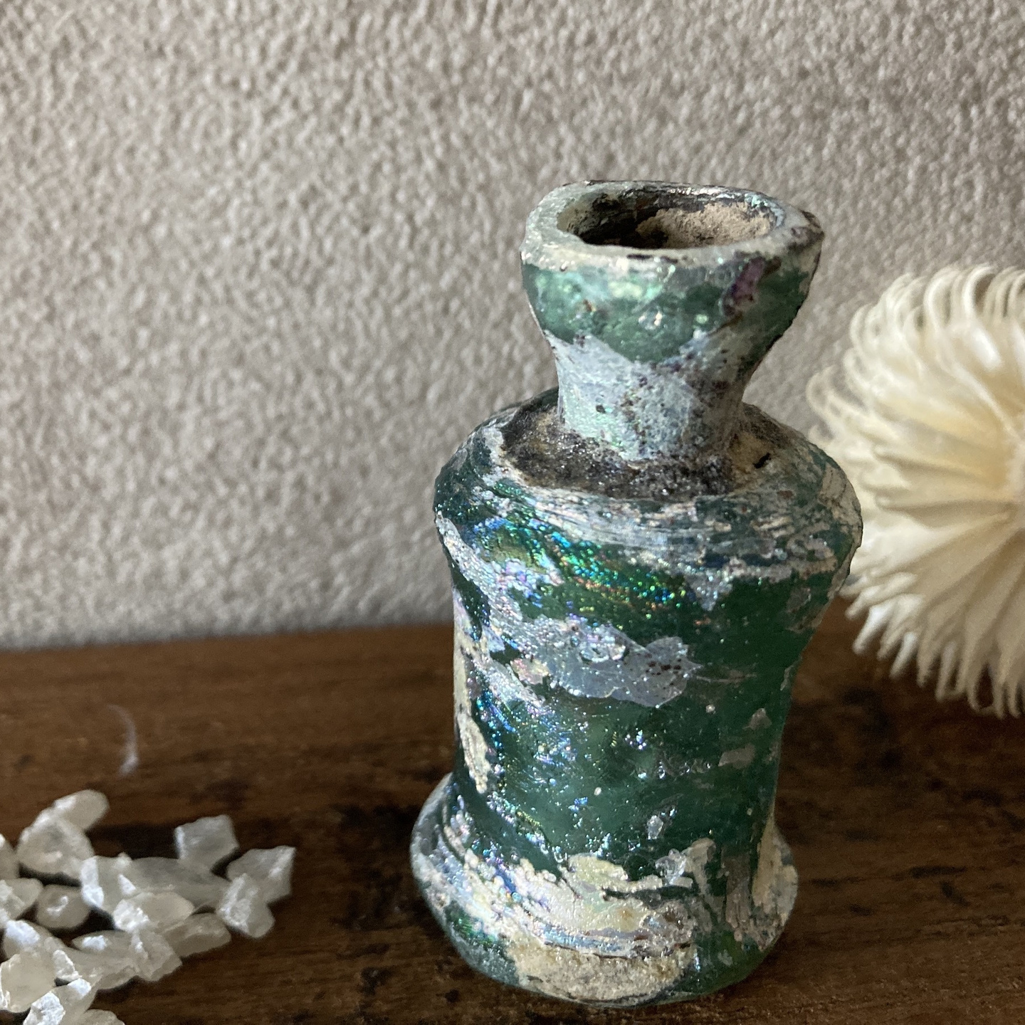華やかな緑色のローマングラスの小瓶
