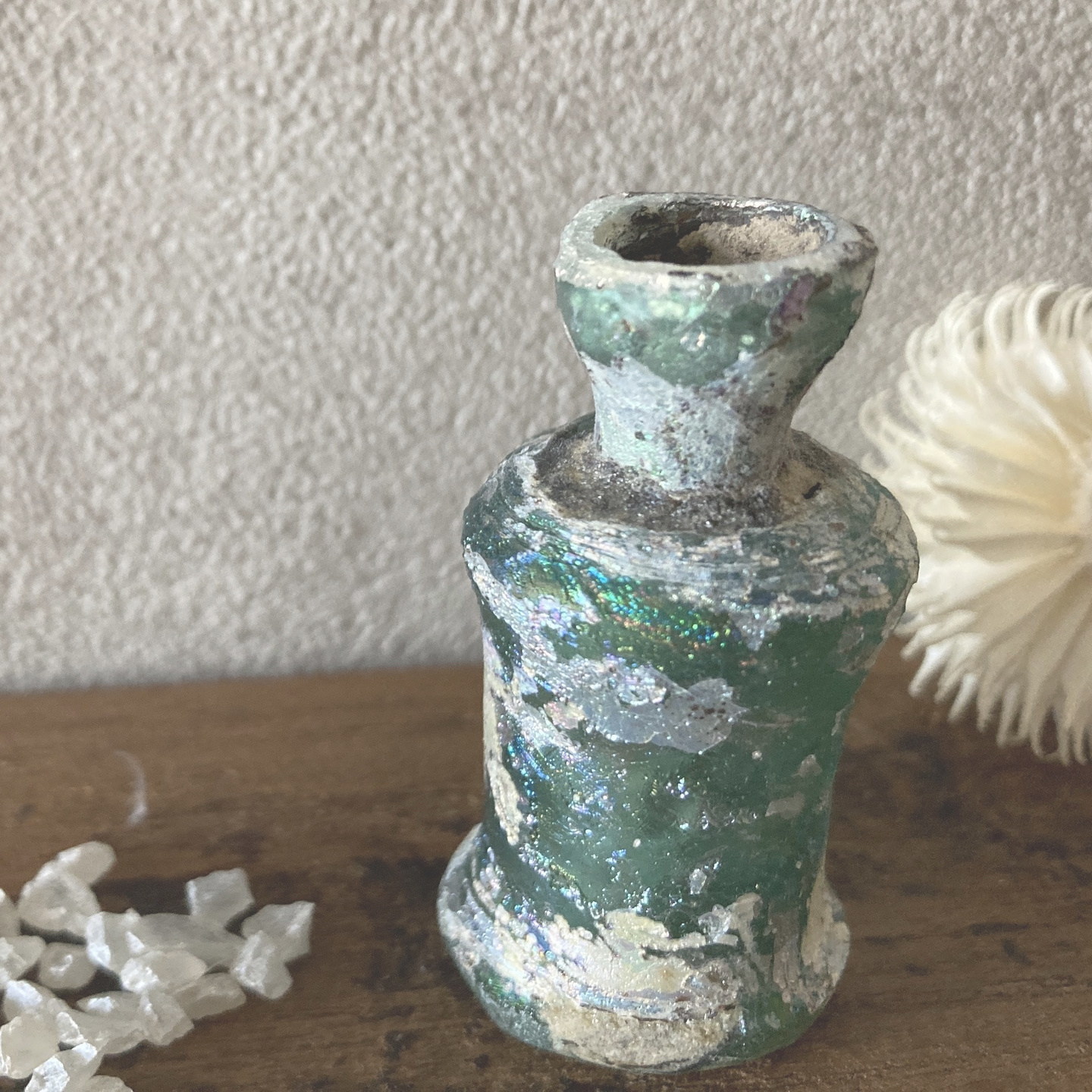 華やかな緑色のローマングラスの小瓶