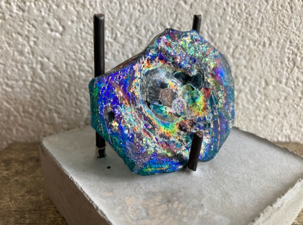 小さい瓶の底　ピーコックグリーンのローマングラスの破片